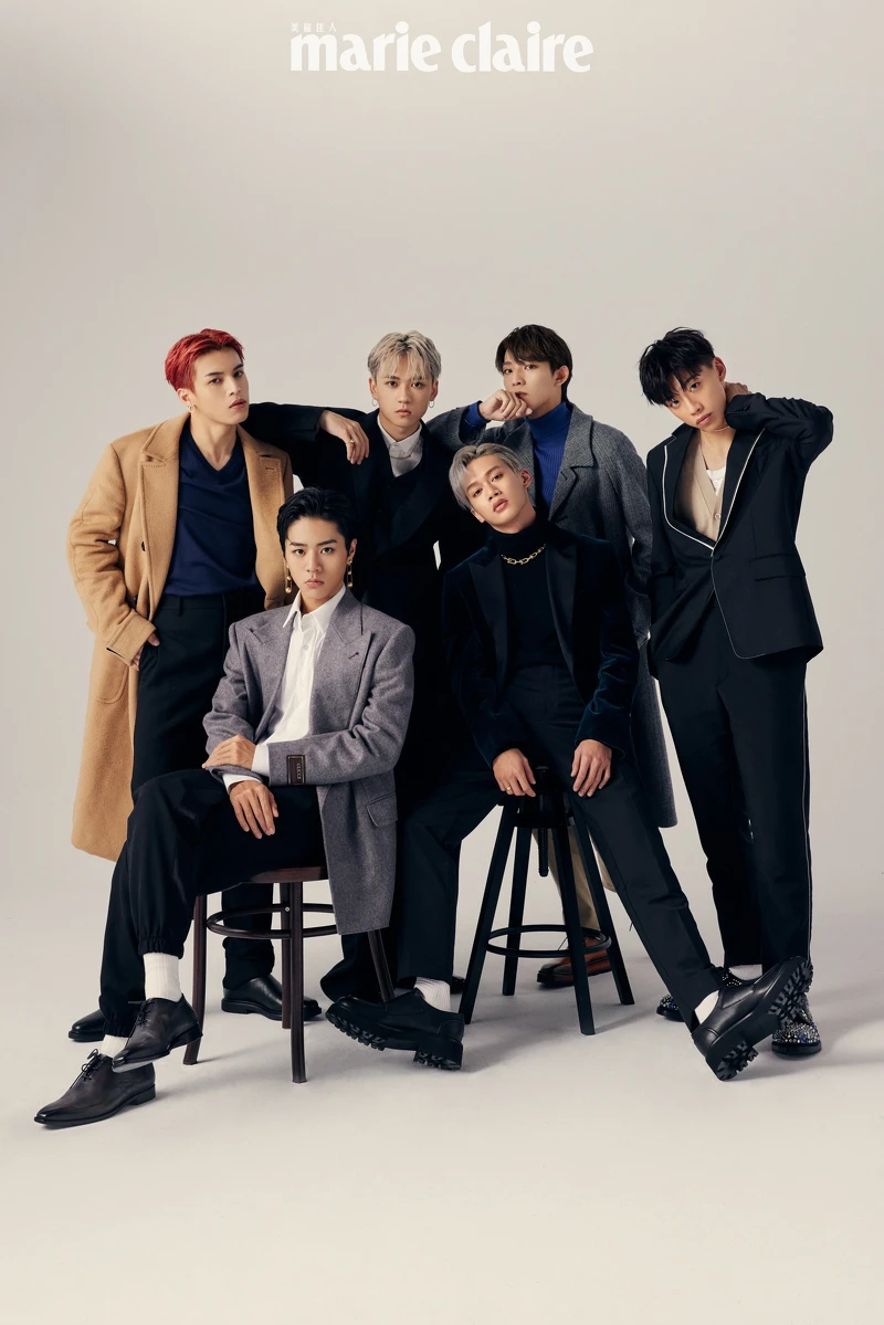 哲言／駝色長版大衣、深藍色針織上衣、黑色西裝長褲，all by Berluti；黑色切爾西靴，Boss；18K金環形耳環，Tiffany & Co.。佳辰／灰色劍領西裝外套，Gucci；白色襯衫、黑色西裝長褲，both by Prada；灰色尖頭皮鞋，Berluti；18K三層垂墜式球形耳環，Tiffany & Co.。祖安：黑色假兩件西裝外套、白色襯衫、黑色寬鬆西裝長褲，all by FERRAGAMO；黑色皮鞋，Berluti；18K白金耳環、18K球形金戒指、18K金項鍊，all by Tiffany & Co.。子翔／綠色天鵝絨西裝外套、黑色西裝長褲，both by Boss；深色高領上衣，Berluti；黑色厚底皮鞋，FERRAGAMO；18K金鍊結設計項鍊，Tiffany & Co.。煥鈞／灰色大衣，Gucci；藍色高領針織衫，Boss；卡其色長褲、咖啡色皮鞋，both by Berluti。18K金手環、18K金戒指both by Tiffany & Co.。文廷／白邊黑色西裝外套、米色針織衫、白色背心、白邊羊毛長褲、鑽飾皮鞋，all by Prada；18K玫瑰金鑲鑽頸鍊，Tiffany & Co.。