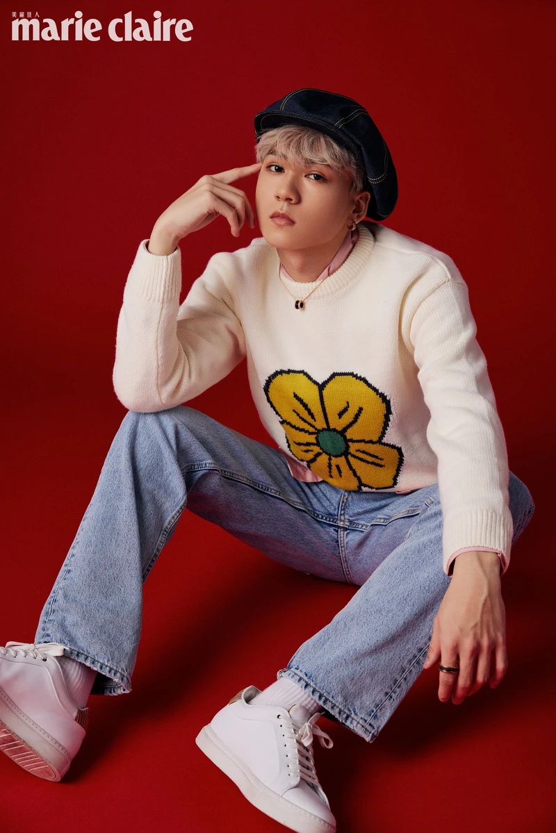 祖安／粉色襯衫，Moschino；印花針織毛衣、牛仔長褲，both by Zara；白色球鞋，Paul Smith；B.zero1系列玫瑰金啞光黑陶瓷三環項鍊、B.zero1系列玫瑰金黑陶瓷戒指、B.zero1 Rock系列玫瑰金黑陶瓷耳環，，all by BVLGARI