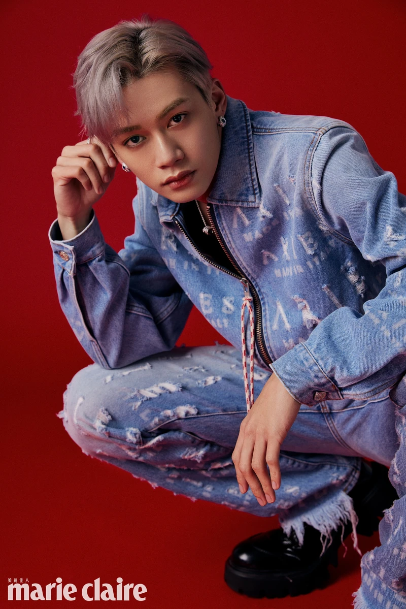 子翔／仿舊破壞丹寧外套、仿舊破壞丹寧褲，both by ARIES @ Onefifteen；黑色長靴，MSGM；Serpenti Viper系列白K金鑽石項鍊、Serpenti系列藍寶石與祖母綠鑽石耳環、Serpenti Viper系列白K金鑽石寬版戒指，all by BVLGARI
