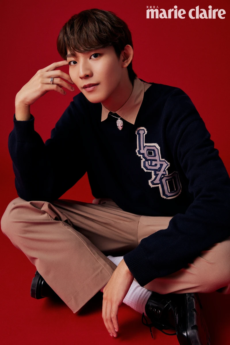 煥鈞／卡其襯衫、卡其長褲both by Zara；海軍藍針織毛衣，Kenzo；黑色綁帶皮鞋，Christian Louboutin；Serpenti Eyes on Me系列藍寶石鑽石項鍊、Serpenti Viper系列白K金戒指、Serpenti Viper系列白K金鑲鑽耳環，all by BVLGARI