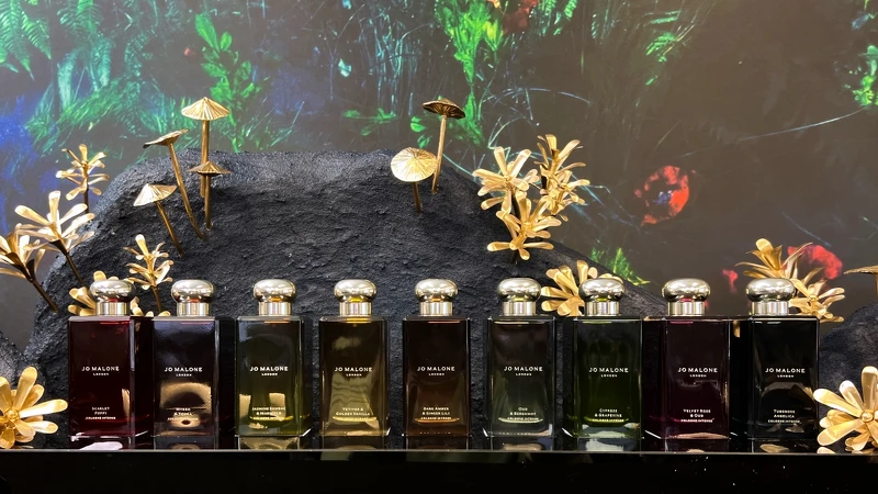 Jo Malone London芳醇香水以透光燈座拍攝。 Jo Malone London芳醇香水以透光燈座拍攝。