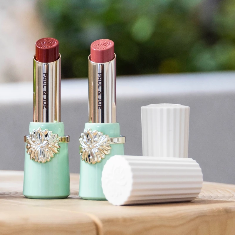 PAUL & JOE西洋菊高光持色唇膏。 PAUL & JOE西洋菊高光持色唇膏。