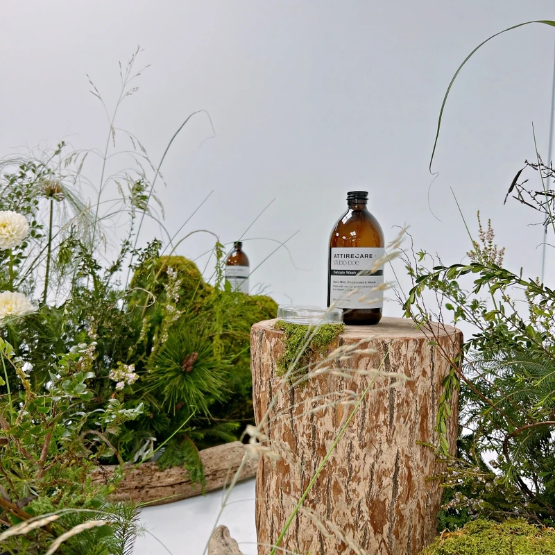 Studio Doe x Attirecare雪松&岩蘭草精緻衣物洗衣精與雪松&岩蘭草衣物柔軟精實品。 Studio Doe x Attirecare雪松&岩蘭草精緻衣物洗衣精與雪松&岩蘭草衣物柔軟精實品。