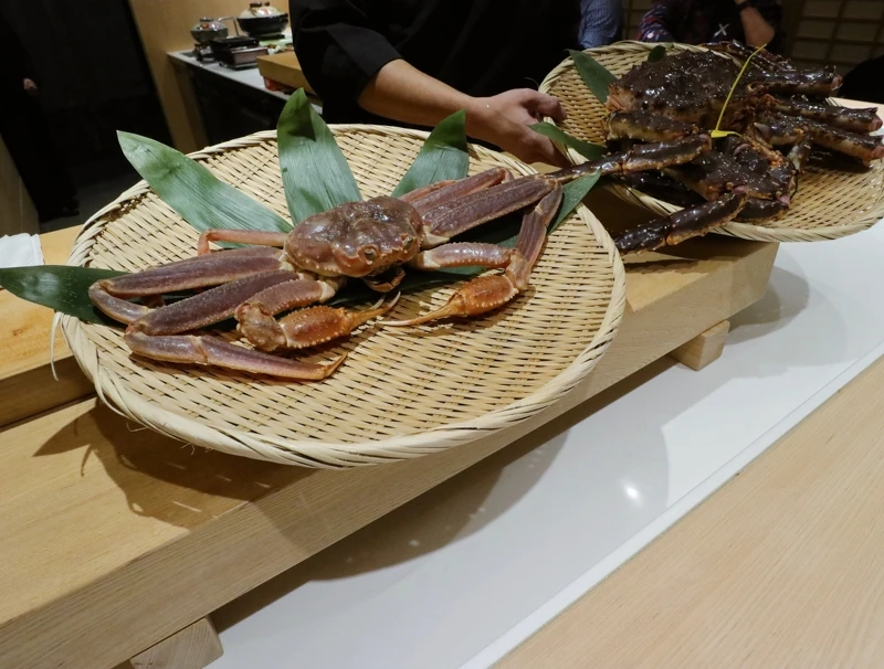將鱈場蟹與松葉蟹以多種日料手法呈現。