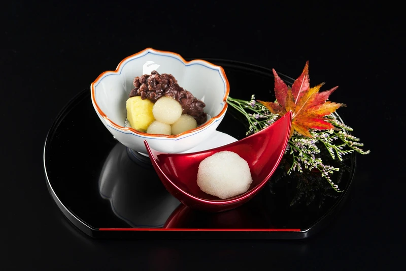 甜點為口感綿密的橙汁雪酪，搭配栗子地瓜、紅豆、白玉。