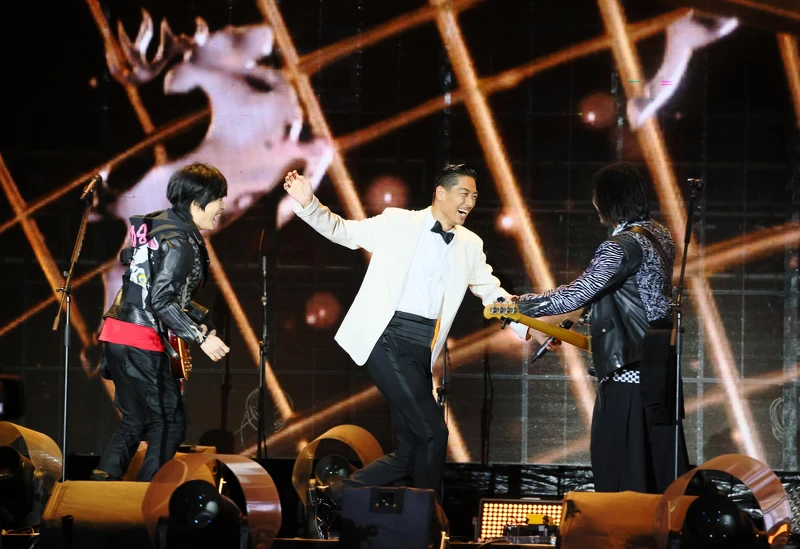 「姐夫」AKIRA給團員愛的抱抱