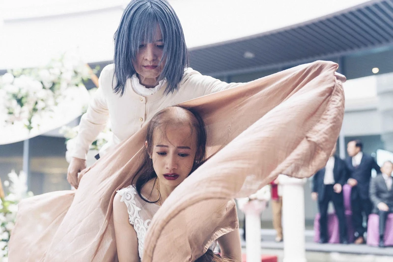 《恭請光臨曾賈府喜事》將女性結婚生子的壓力，意象化成為會快速衰老的「中年消失症」