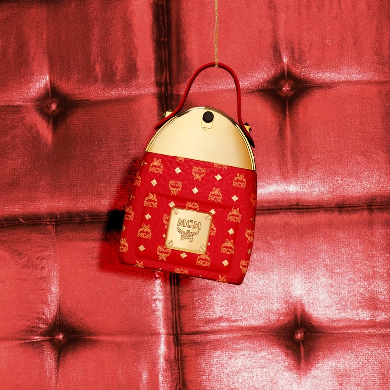 MCM經典背包淡香精慶典版情境照。