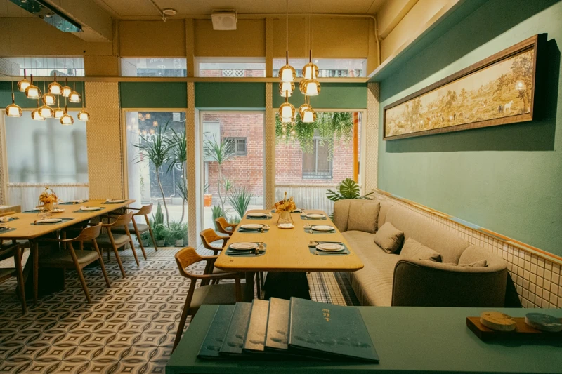 一樓空間，有大片落地窗，採光良好。