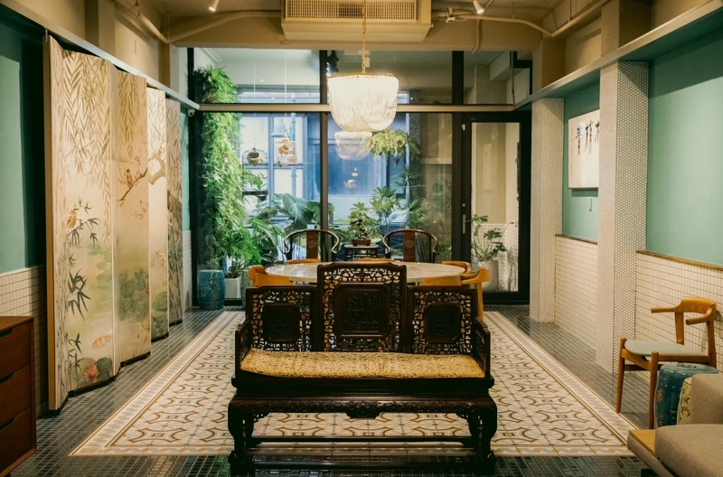 二樓的獨立用餐空間，帶入玄關概念提供休憩區。