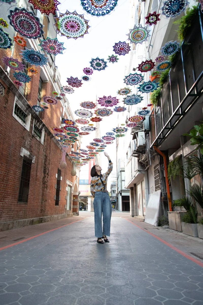 柳巷以藝術家作品妝點，讓人快門按不停超好拍。