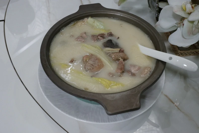 「芽白土雞鍋湯」代表了母店沁園春的底蘊與文化。