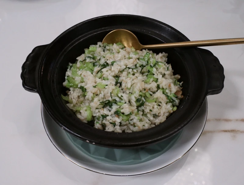 「砂鍋菜飯」除了能吃得到豬油爆炒底料的香氣外，鍋底的鍋巴也是讓人欲罷不能。