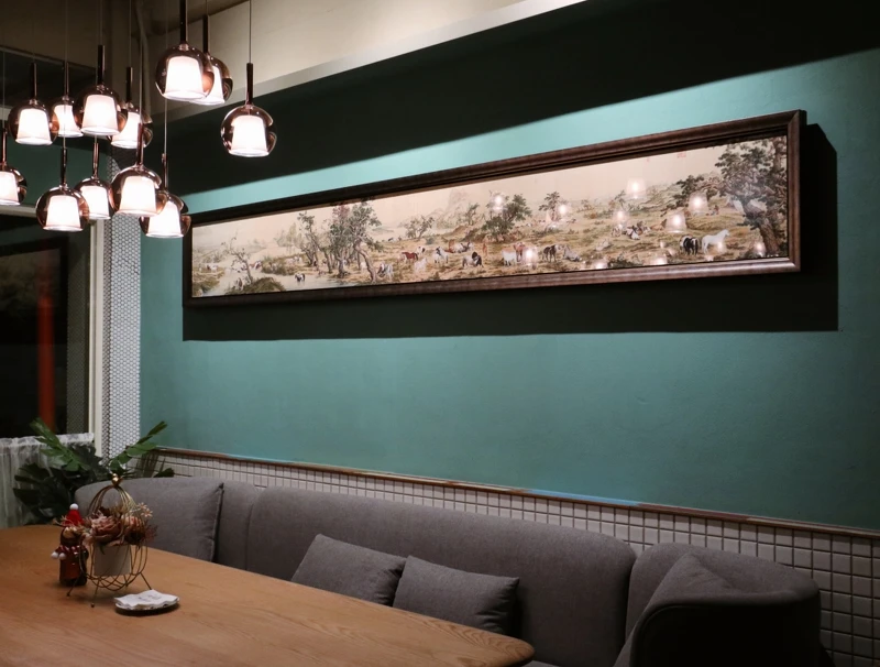 柳梢青大量使用國立故宮博物院授權郎世寧的作品妝點空間，透過臺彩色印刷集團臻印藝術 的數位奈米微噴輸出技術，加上及松風閣畫廊的裱框美學，呈現出最完美的複製畫。