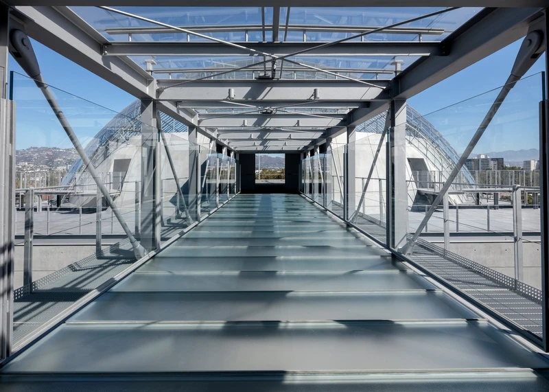 奧斯卡電影博物館是美國迄今為止規模最大的電影博物館,博物館的巨大玻璃穹頂及2.8萬平方米的佔地規模,使其迅速成為鮮明的地標建築。 奧斯卡電影博物館是美國迄今為止規模最大的電影博物館,博物館的巨大玻璃穹頂及2.8萬平方米的佔地規模,使其迅速成為鮮明的地標建築。