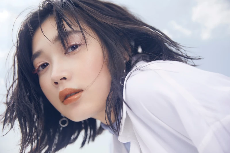 OPERA渲漾水色唇膏秋冬新色情境照，使用色#13透褐。