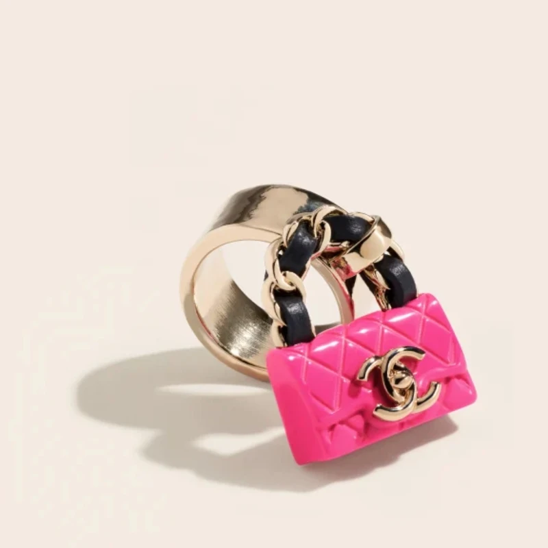 香奈兒金屬手拿包造型雙C Logo寬版手環,NT 26,100 香奈兒金屬手拿包造型雙C Logo寬版手環,NT 26,100