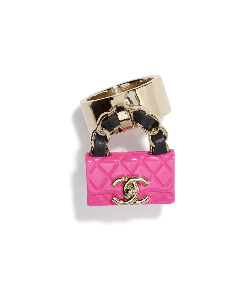 香奈兒金屬手拿包造型雙C Logo寬版手環,NT 26,100 香奈兒金屬手拿包造型雙C Logo寬版手環,NT 26,100