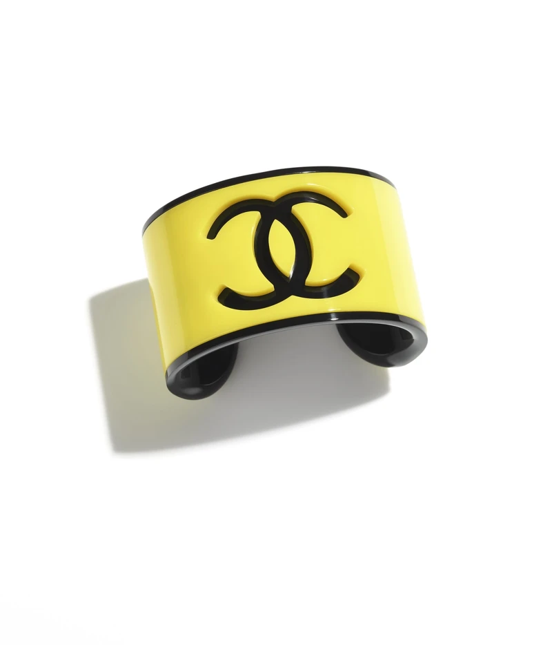 香奈兒高級樹脂雙C Logo寬版手環,NT 27,700 香奈兒高級樹脂雙C Logo寬版手環,NT 27,700