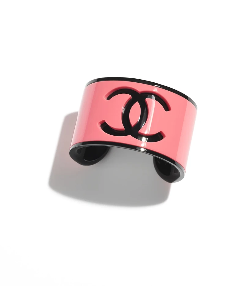 香奈兒高級樹脂雙C Logo寬版手環,NT 27,700 香奈兒高級樹脂雙C Logo寬版手環,NT 27,700