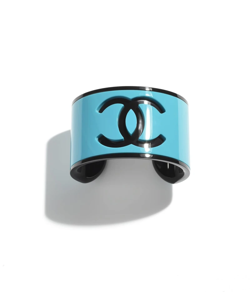 香奈兒高級樹脂雙C Logo寬版手環,NT 27,700 香奈兒高級樹脂雙C Logo寬版手環,NT 27,700