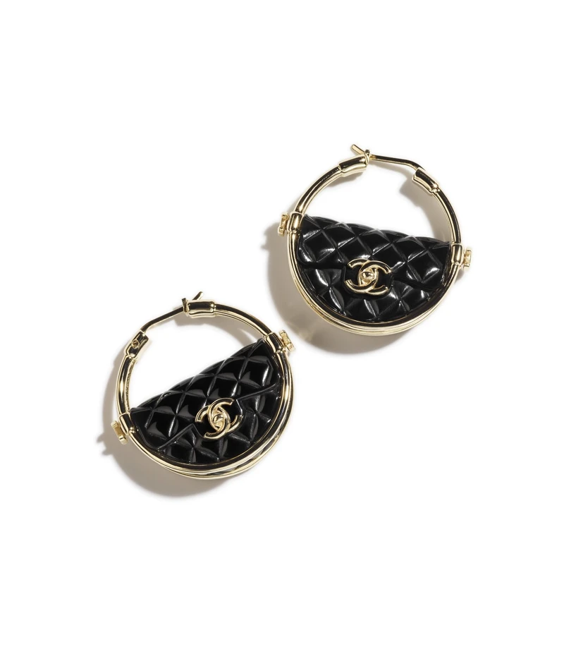 香奈兒金屬高級樹脂手拿包造型耳環,NT 32,900 香奈兒金屬高級樹脂手拿包造型耳環,NT 32,900