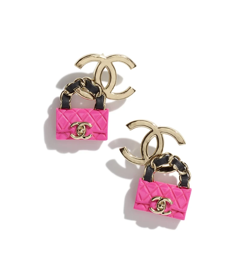 香奈兒金屬手拿包造型雙C Logo耳環,NT 40,500 香奈兒金屬手拿包造型雙C Logo耳環,NT 40,500
