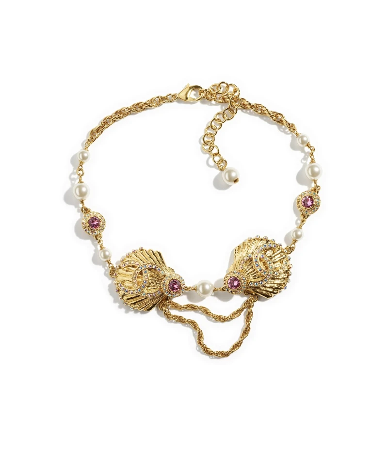 香奈兒金屬幻象珍珠水晶鑲飾多層次短項鍊,NT 39,800 香奈兒金屬幻象珍珠水晶鑲飾多層次短項鍊,NT 39,800