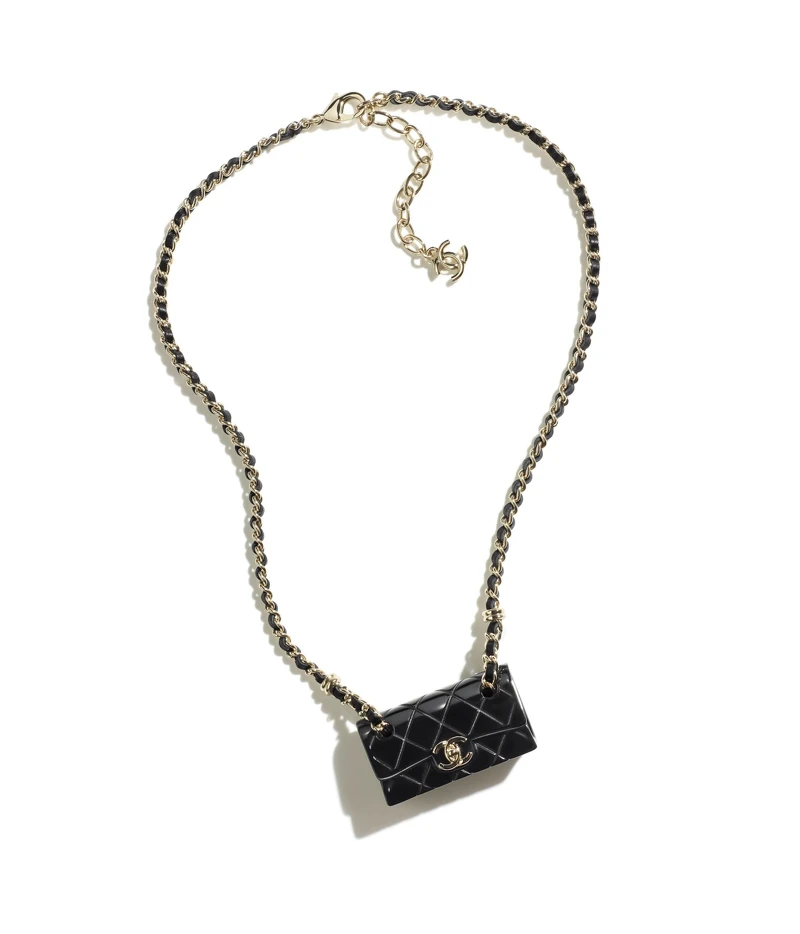 香奈兒金屬高級樹脂手拿包造型皮穿鍊短項鍊,NT 40.800 香奈兒金屬高級樹脂手拿包造型皮穿鍊短項鍊,NT 40.800