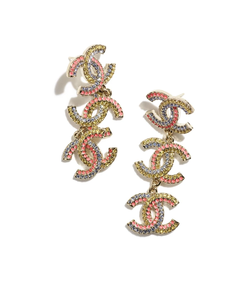 香奈兒金屬雙C Logo水晶鑲飾耳環,NT 44,000 香奈兒金屬雙C Logo水晶鑲飾耳環,NT 44,000