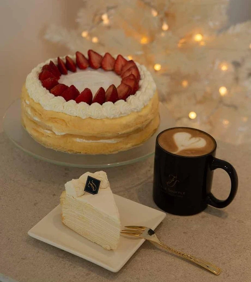 季節限定草莓千層(8吋NT1,350,切片NT160)、原味千層(8吋NT1,150,切片NT130 季節限定草莓千層(8吋NT1,350,切片NT160)、原味千層(8吋NT1,150,切片NT130