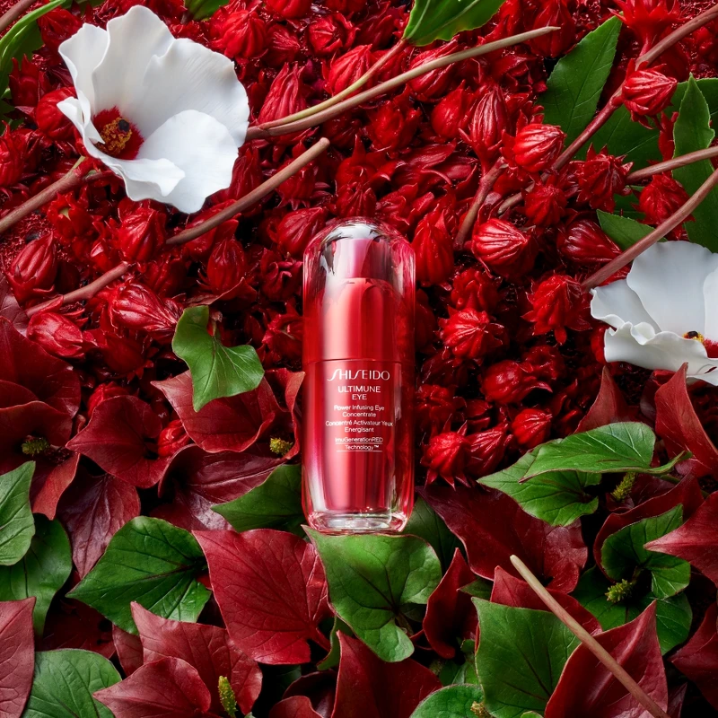 資生堂國際櫃紅妍超導循環眼部精華情境圖。 資生堂國際櫃紅妍超導循環眼部精華情境圖。