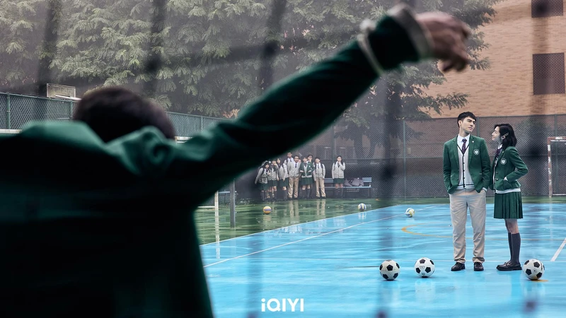 《第9節課》陳昊森飾校園霸王，首集就把劇中學弟楊誠綁在足球框上霸凌