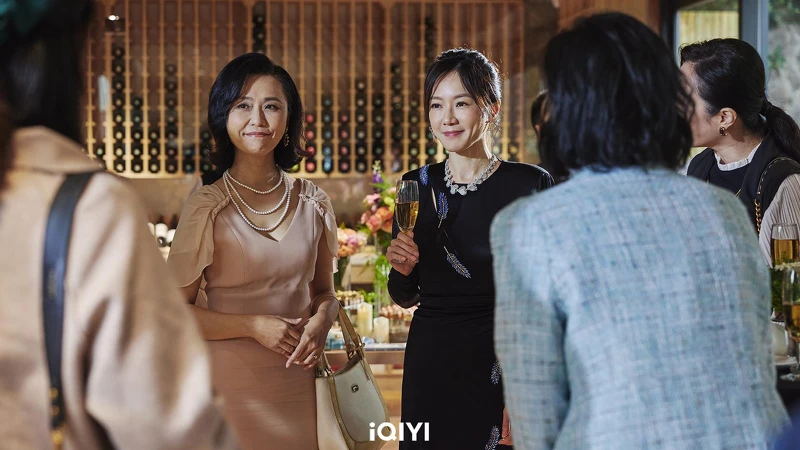 《第9節課》尹馨飾家長會長謝淑芬，用錢操控人心