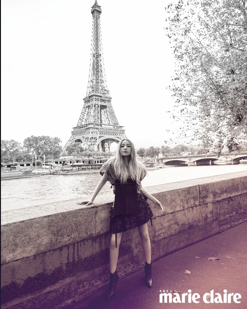 金色絲線與皮革拼接圍裹上衣、黑色皮格短裙、短靴，all by Louis Vuitton。