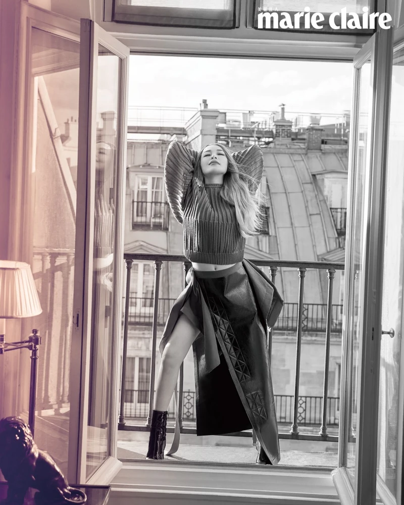 藍色針織上衣、圍裹設計拼接皮裙、短靴，all by Louis Vuitton。