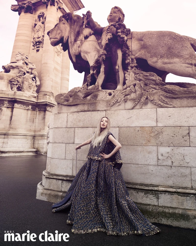 藍色金屬刺繡緹花禮服，Louis Vuitton。