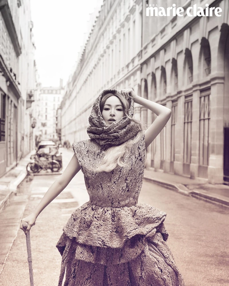 金色緹花禮服、寬版脖圍，both by Louis Vuitton。