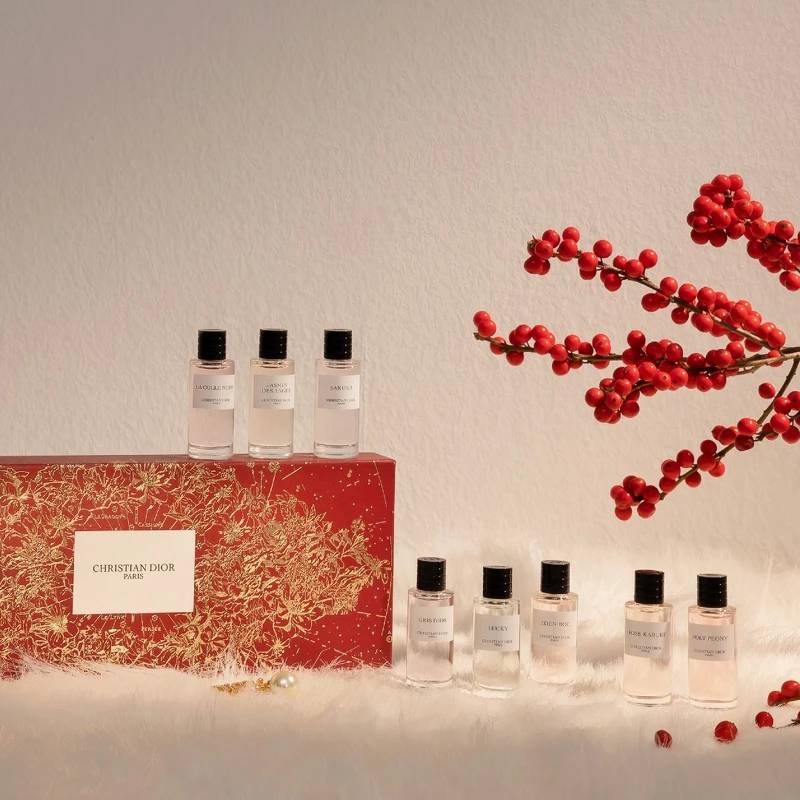 迪奧香氛世家「2023新春精巧奢華香氛組」8 款精巧7.5ml經典香氛(左至右):柯勒諾瓦、晚夏茉莉、玫瑰舞伶、蒙田大道、幸運時刻、伊甸岩度假、粉紅櫻花、牡丹香韻。絕對是最佳的香水送禮首選,外盒可重複利用,收納各種心愛小物。 迪奧香氛世家「2023新春精巧奢華香氛組」8 款精巧7.5ml經典香氛(左至右):柯勒諾瓦、晚夏茉莉、玫瑰舞伶、蒙田大道、幸運時刻、伊甸岩度假、粉紅櫻花、牡丹香韻。絕對是最佳的香水送禮首選,外盒可重複利用,收納各種心愛小物。