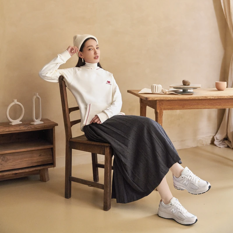 鞋款: M2002REC $4,680、奶油白帽踢$2,680 鞋款: M2002REC $4,680、奶油白帽踢$2,680