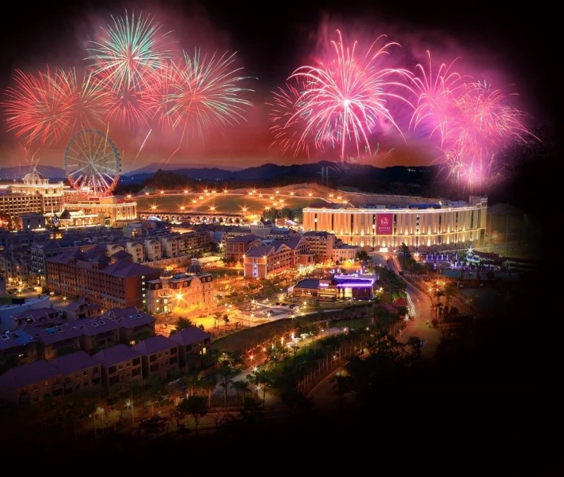 此生必見，999秒跨年煙火在歐風建築群上璀璨如畫。