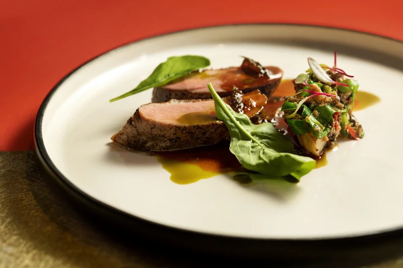 主菜「金銀滿屋珍滿門」，使用熟成胭脂鴨胸搭配酸菜紅酒醬、綠竹筍以及特製的金銀蛋醬。