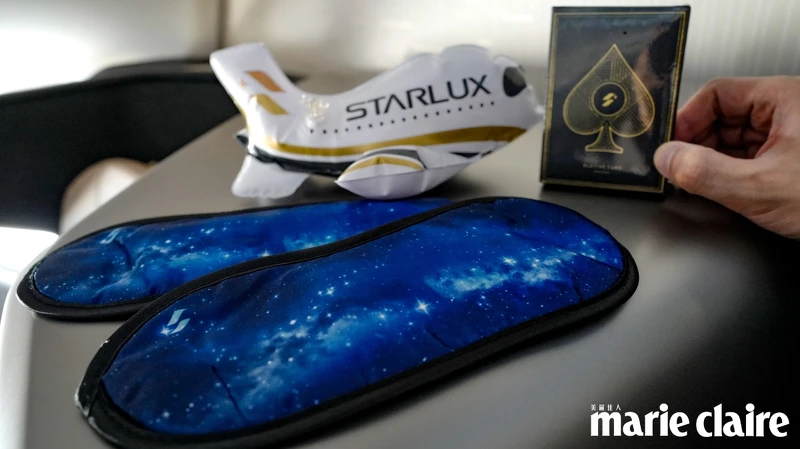 星宇航空A330商務艙提供眼罩、撲克牌、飛機造型氣球等小物 星宇航空A330商務艙提供眼罩、撲克牌、飛機造型氣球等小物