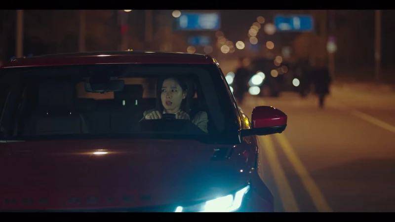 《愛的迫降》13集，尹世理駕著第二代 Range Rover Evoque 車款營救利正赫，紅色的車款超級吸睛。