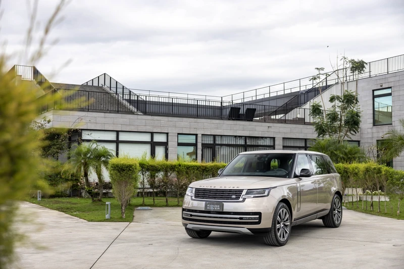 睽違十年後第五代 Range Rover「The New Range Rover」終於宣布問世。