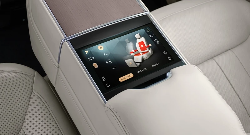 全車座椅扶手皆有加熱功能。