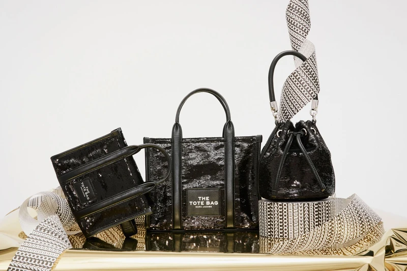 曜石黑亮片刺繡系列:(左)The Tote Bag托特包(迷你) NTD 13,900、(中)The Tote Bag托特包(小) NTD 14,900、(右)The Bucket水桶包(迷你) NTD 13,900。