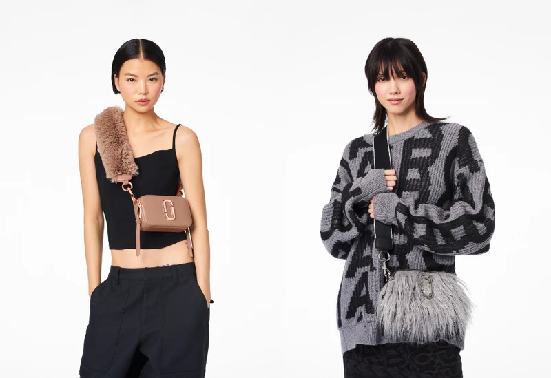 (左)蜜桃粉Snapshot相機包搭配仿真兔毛揹帶 NTD 19,900，(右)銀河灰毛怪版Snapshot相機包 NTD 17,900。