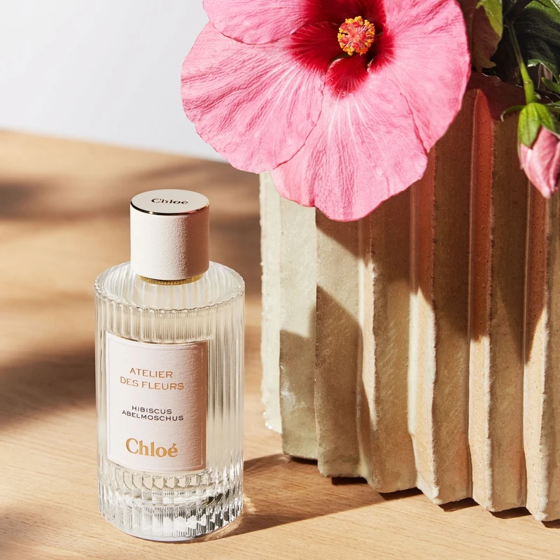 Chloé Atelier des Fleurs仙境花園香水微醺芙蓉Hibiscus Abelmoschus 50ml,NT5,000、150ml,NT8,900 Chloé Atelier des Fleurs仙境花園香水微醺芙蓉Hibiscus Abelmoschus 50ml,NT5,000、150ml,NT8,900