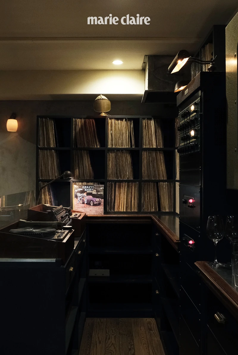 酒吧附設的黑膠空間。 酒吧附設的黑膠空間。